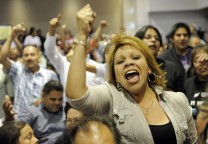 拾荒妇女拾获官员工资单:市长工资比奥巴马高